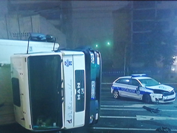 Két rendőr sérült meg a szerb kormány épülete előtti balesetben