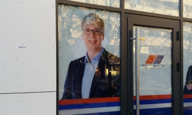 Betörték a Szerb Haladó Párt újvidéki irodájának az ablakát (Fotó)