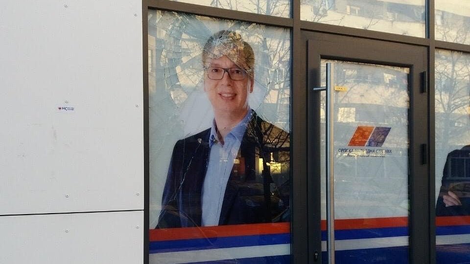 Betörték a Szerb Haladó Párt újvidéki irodájának az ablakát (Fotó)