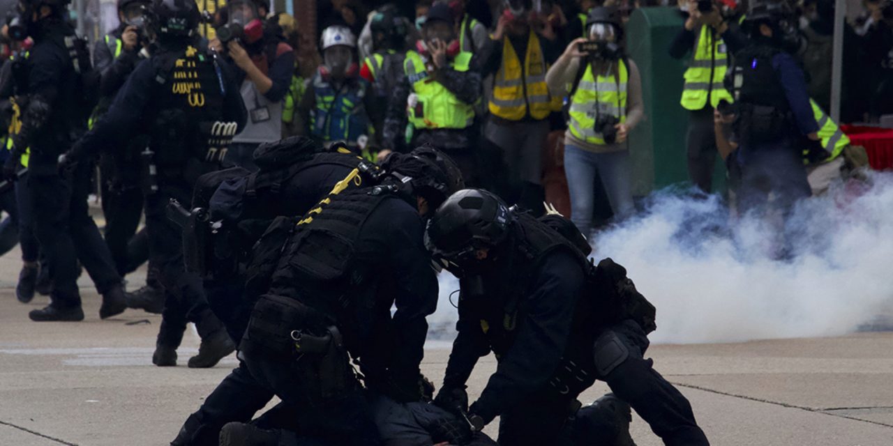 Hongkong: Összecsapásokba fulladt az általános választójogért rendezett megmozdulás