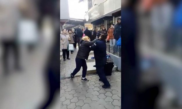 Ököllel ütött le egy kommunális rendőrnőt egy utcai árus Belgrádban (Videó)