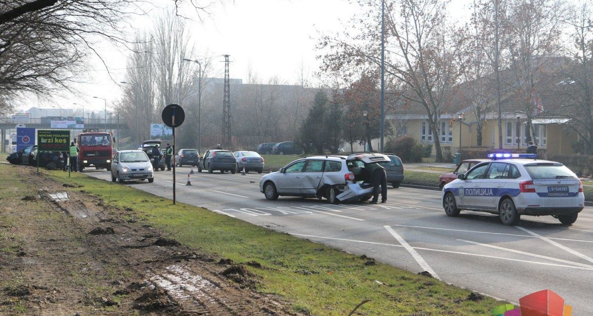Szabadka: Négy autó karambolozott az Egészségügyi Középiskolánál (Fotók)