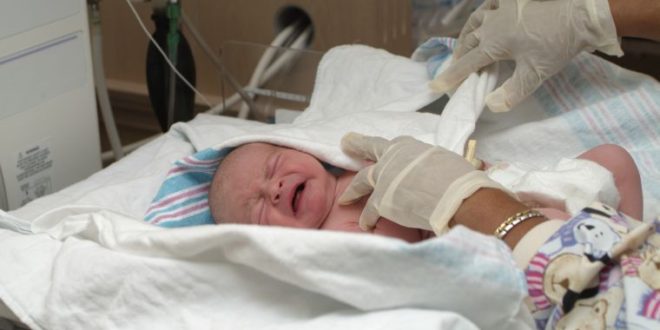 Lemondatják jogaikról a szülés előtt álló kismamákat?