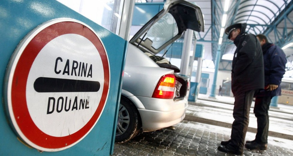 Pénisz alakú plüssbe rejtette a cigit, de lebukott Röszkén