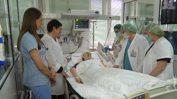 Orvosi bravúr: Császármetszés és fejműtét egyidőben!