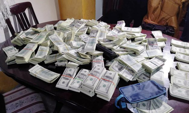 Kétmillió hamis dollárt rejtegettek a padláson, a rendőrség elkapta őket (fotók)