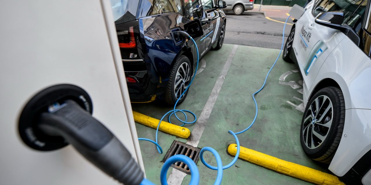 Nagy-Britanniában 2035-től megtiltják az új benzin- és dízelüzemű autók és furgonok értékesítését