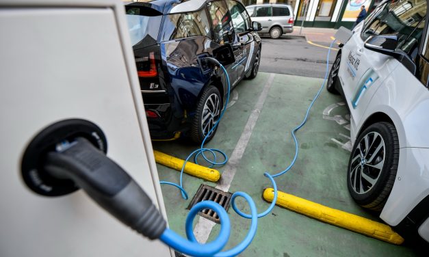 Nagy-Britanniában 2035-től megtiltják az új benzin- és dízelüzemű autók és furgonok értékesítését