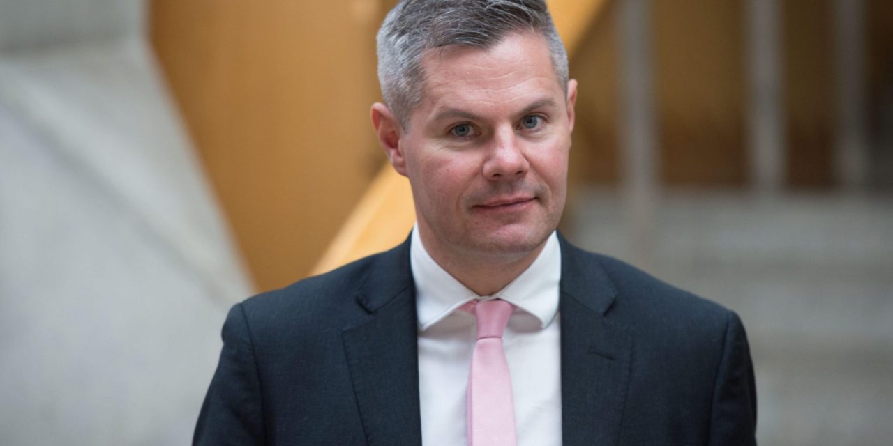 Lemondott a skót pénzügyminiszter, aki a Facebookon próbált elcsábítani egy 16 éves fiút