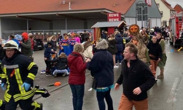 A tömegbe hajtott egy autós egy németországi farsangi felvonuláson