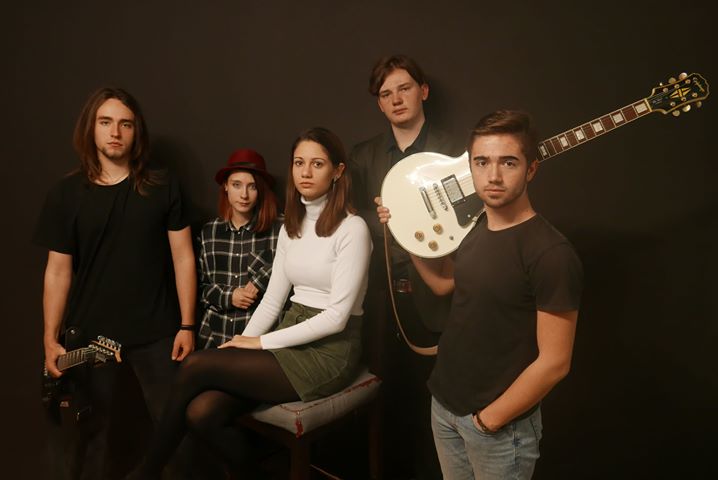 A zene fényforrás, még a legsötétebb időkben is