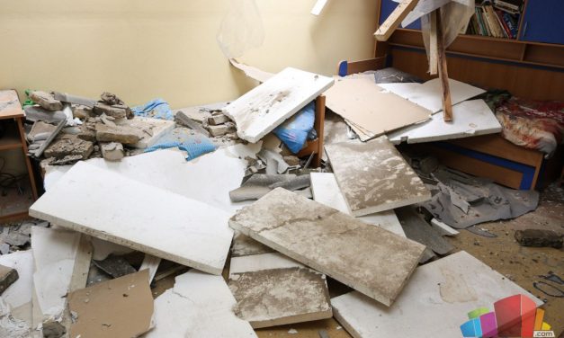 Beszakította a tetőt a szomszéd épületről ledőlt fal, a téglák betemették a gyerekszobát (Fotók)