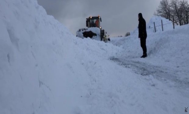 Dél-Szerbiában hótorlaszok miatt zártak le több utat, Sjenica közelében halálra fagyott egy férfi