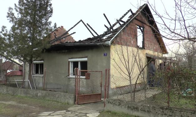 Leégett egy óbecsei ház, a család segítségre szorul (fotók)
