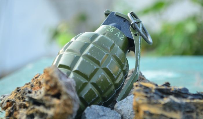 Bombát dobtak egy belgrádi idősek otthonának udvarába