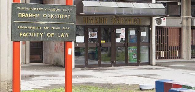 <span class="entry-title-primary">A Jogi Kar hallgatói bojkottálják az online oktatást</span> <span class="entry-subtitle">Az online oktatás jogszerűtlen és kikényszerített, célja pedig a tiltakozás ellehetetlenítése</span>