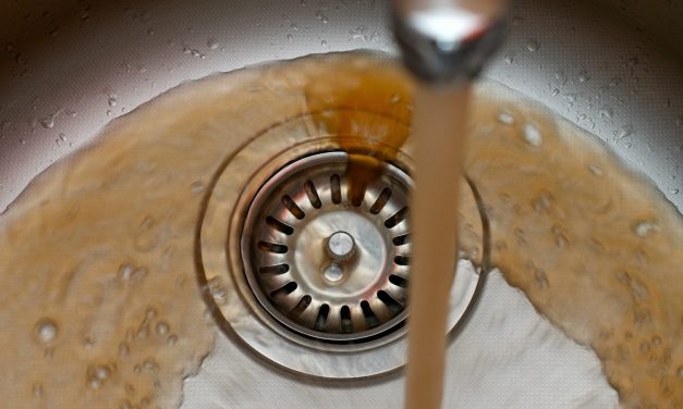 Alkohol folyt a csapokból egy indiai lakóházban