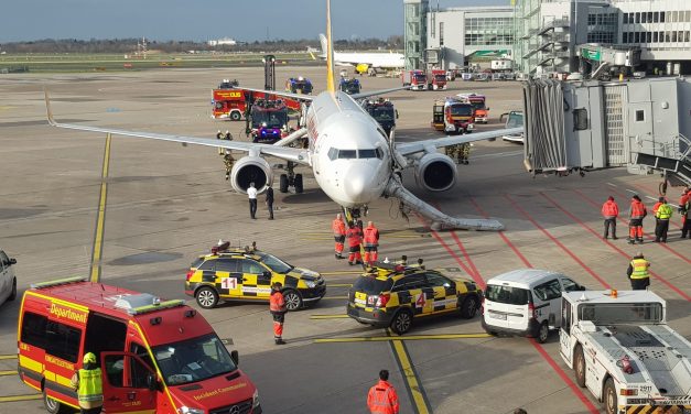 Ki kellett üríteni egy repülőt Düsseldorfban, mert lángolt a kereke (Videó)