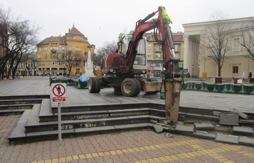Szabadka: Elkezdték a zöld szökőkút bontását (Videó)