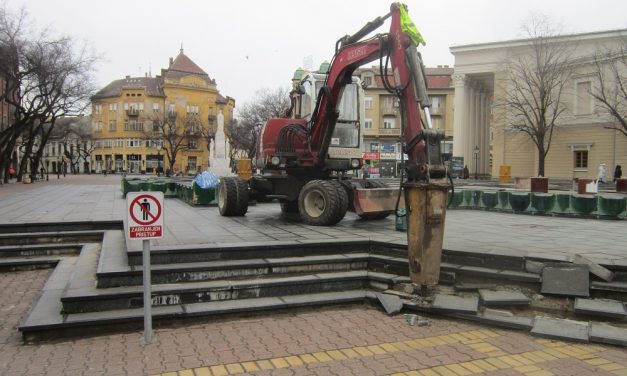 Szabadka: Elkezdték a zöld szökőkút bontását (Videó)