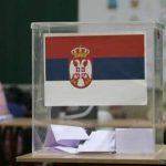 Harmincan rontottak be a szavazóhelyre, akadályozzák a szavazást