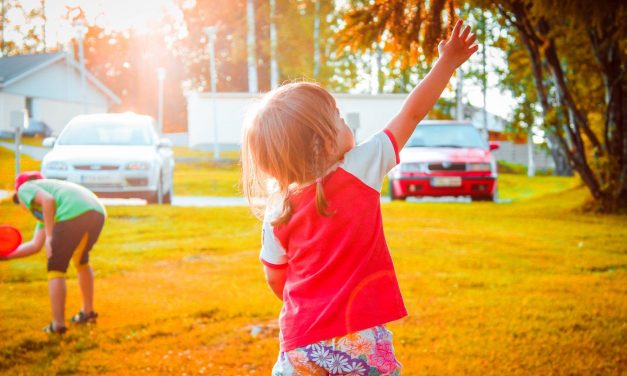 Így védje gyermeke szemét a napfénytől!