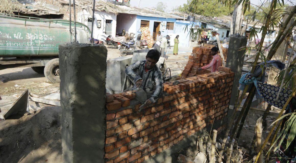 Fallal takarják el a szegényeket Trump elől Indiában
