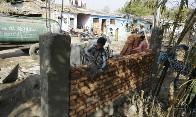 Fallal takarják el a szegényeket Trump elől Indiában