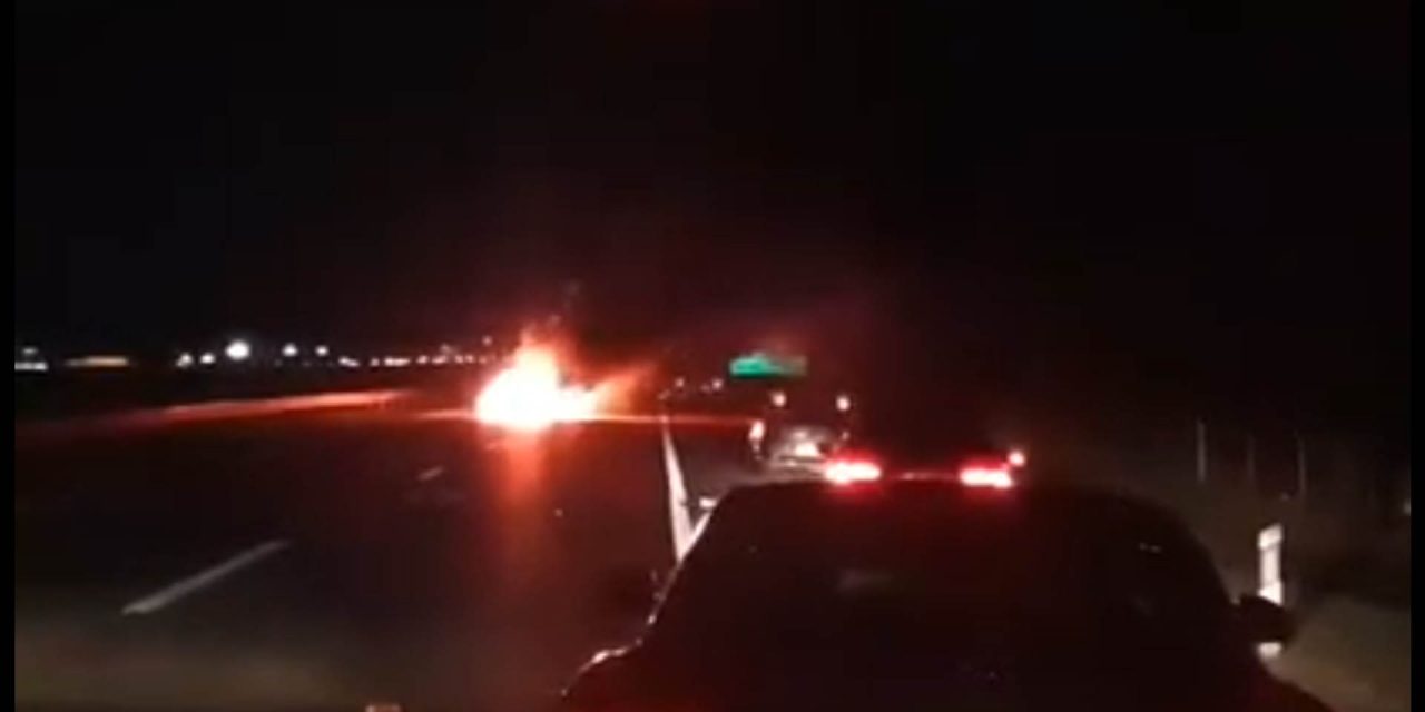 Baleset az autópályán: Egy autó kigyulladt, egy másik lesodródott az útról (Videó)