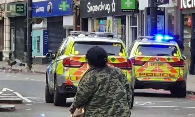 Késeléses támadás történt Londonban, a támadót lelőtték