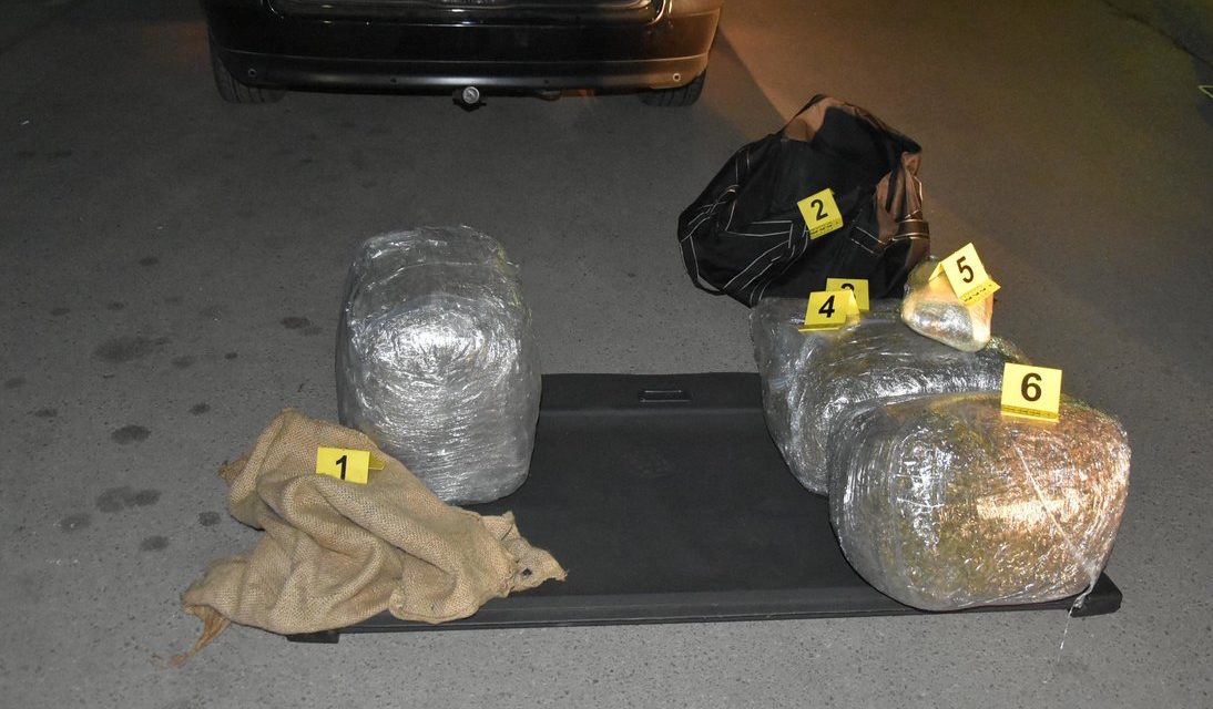 Húsz kiló marihuánát és öt pisztolyt találtak egy újvidéki férfi gépkocsijában