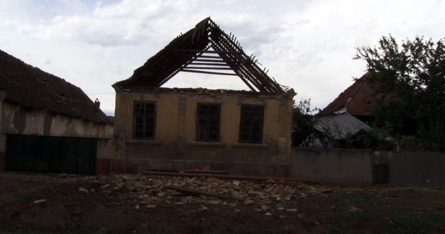 Kátyon tetőket tépett le a viharos szél (videó)