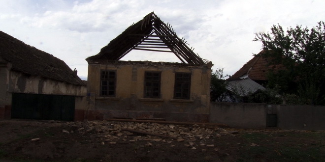 Kátyon tetőket tépett le a viharos szél (videó)