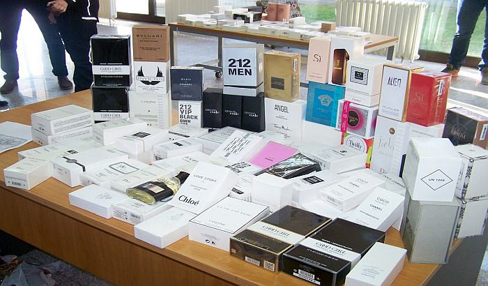 Illatszereket és pisztolyokat próbáltak átcsempészni a határon