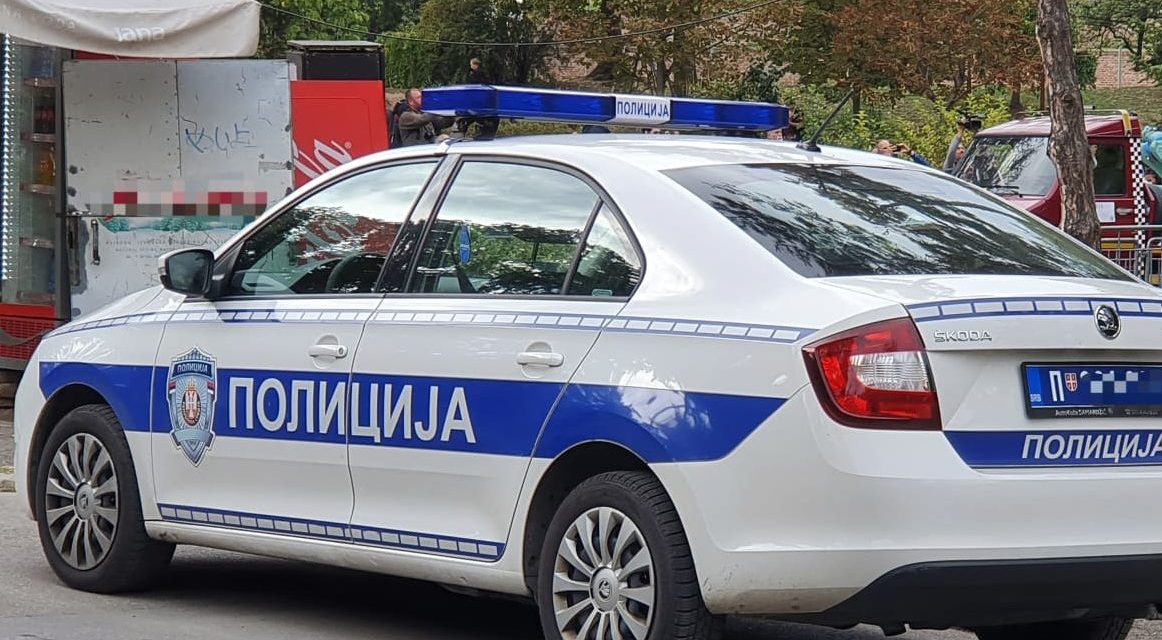 Szilágyinál csapódtak az út menti árokba a helyszínre siető apatini rendőrök (Videóval)