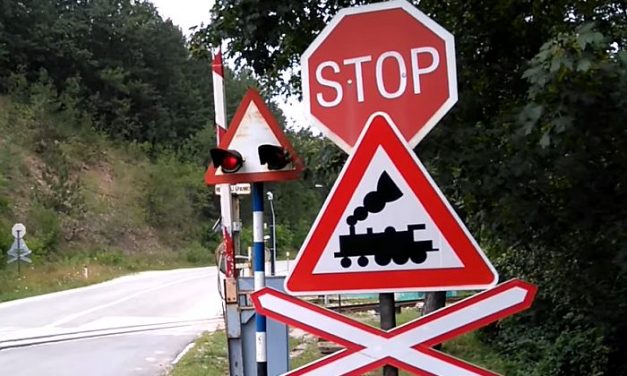 Tehervonat ütközött személyautóval az Újvidék-Pancsova vasútvonalon