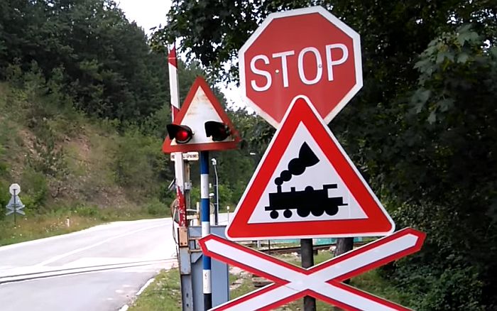 Tehervonat ütközött személyautóval az Újvidék-Pancsova vasútvonalon