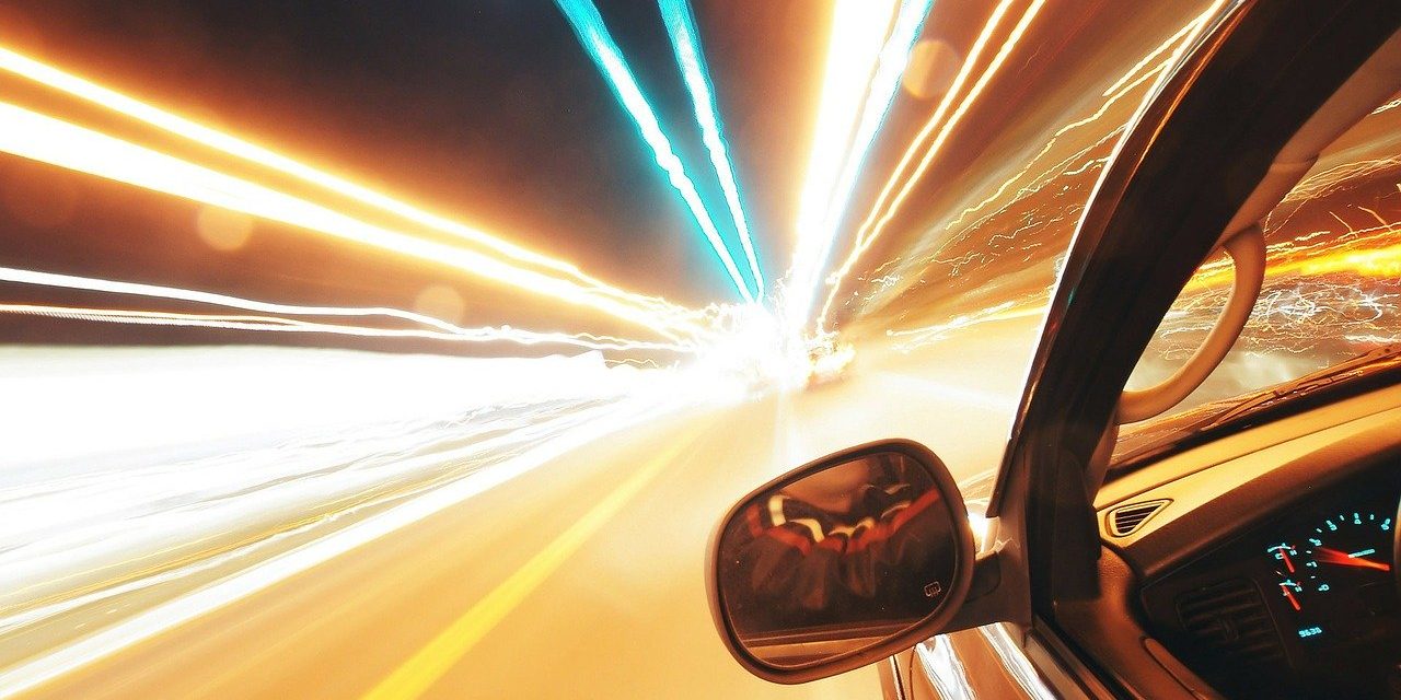 Több mint százzal vezette a BMW-t a tizennégy éves fiú