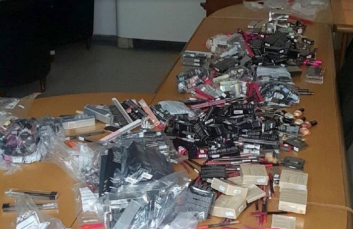 Egymillió dinár értékű kozmetikai cikket koboztak el a horgosi vámosok (fotók)