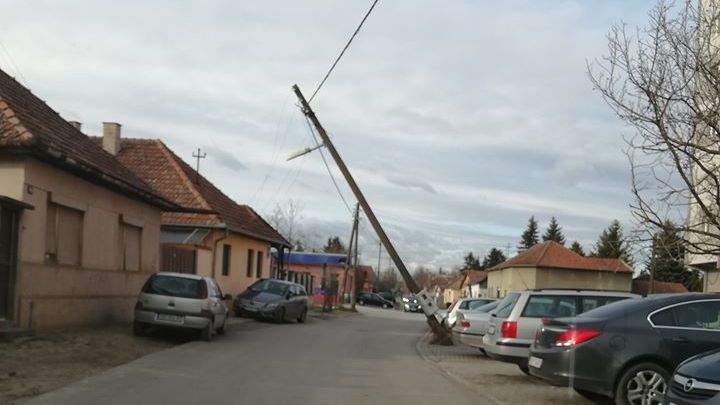 Szabadka: A viharos szél kidöntött egy villanyoszlopot