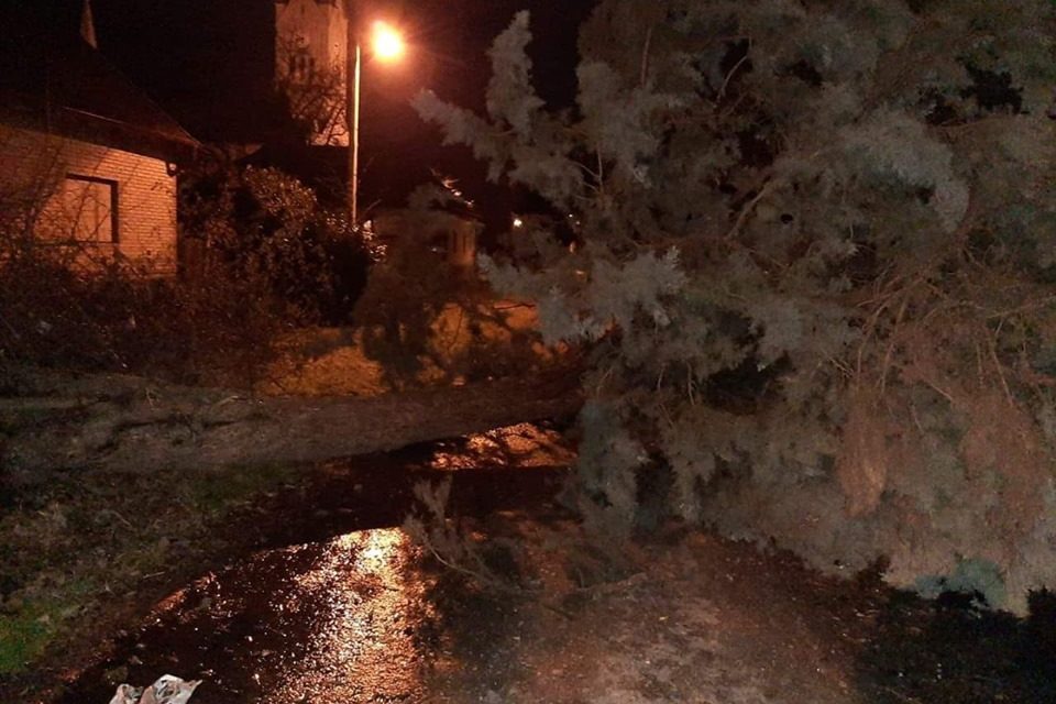 Tavankút: Egész délután tombolt a viharos erejű szél