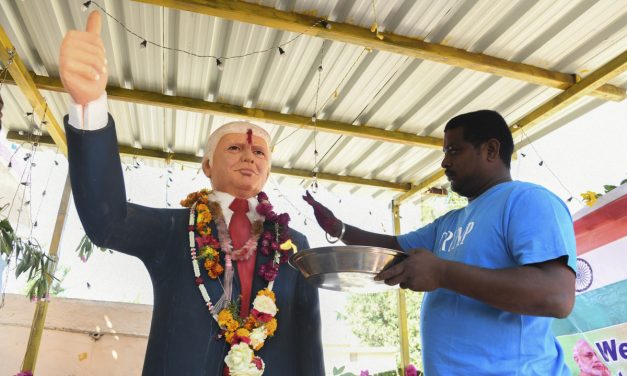 Istenségként ünnepelte Donald Trumpot egy indiai férfi (Videó)