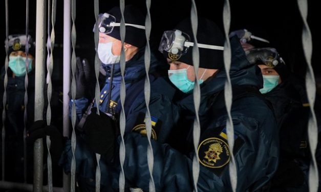 Összecsaptak a rendőrökkel a koronavírus-fertőzéstől tartó ukrán kisváros lakói (videó)