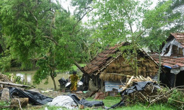 Lecsapott India keleti partvidékére az Amphan ciklon, többen meghaltak (videó)