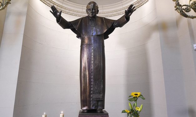 Szobrot állítottak Szent II. János Pál pápának Budapesten