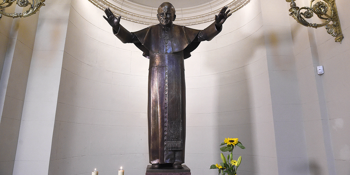 <span class="entry-title-primary">Szobrot állítottak Szent II. János Pál pápának Budapesten</span> <span class="entry-subtitle">Az első „modern" pápa volt</span>