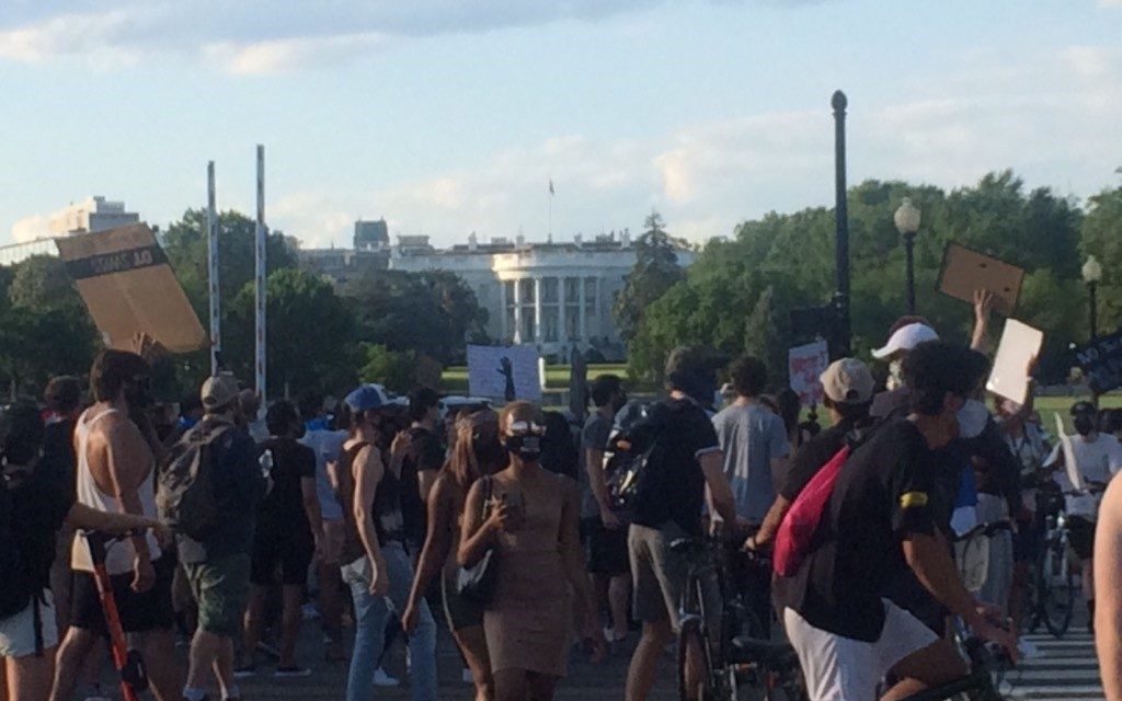 <span class="entry-title-primary">Az erőszak erőszakot szül</span> <span class="entry-subtitle">Tiltakozások, zavargások Amerika-szerte – Trump „veszett kutyákkal” meg katonasággal fenyegeti a tüntetőket</span>