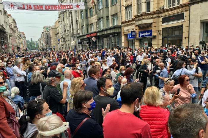 Ezrek tüntettek Szarajevóban