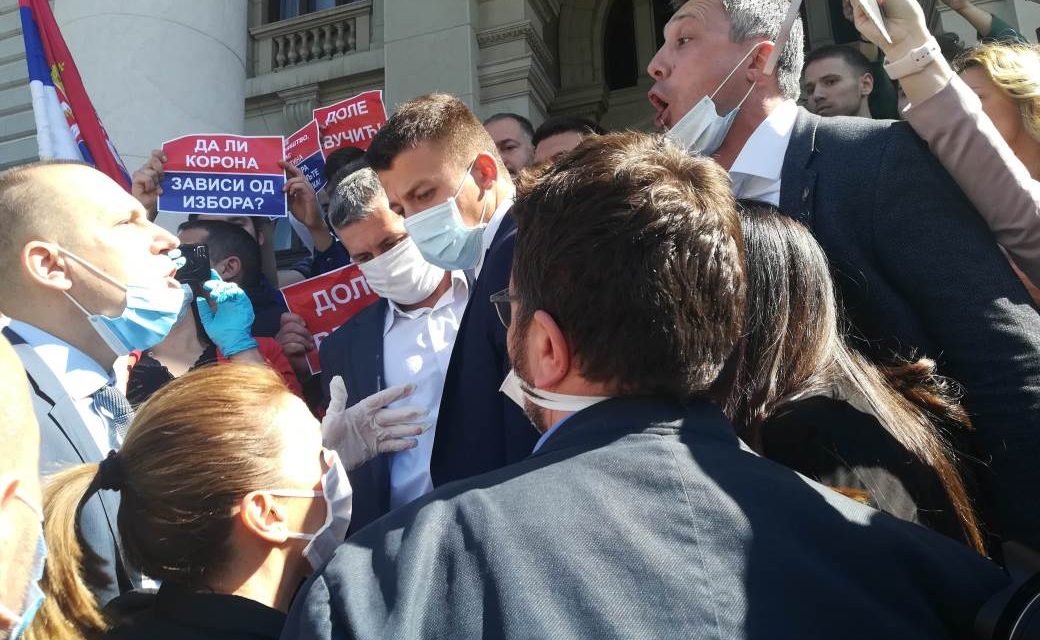Boško Obradović a parlement előtt a hatalom képviselőivel lökdösődött (videó)