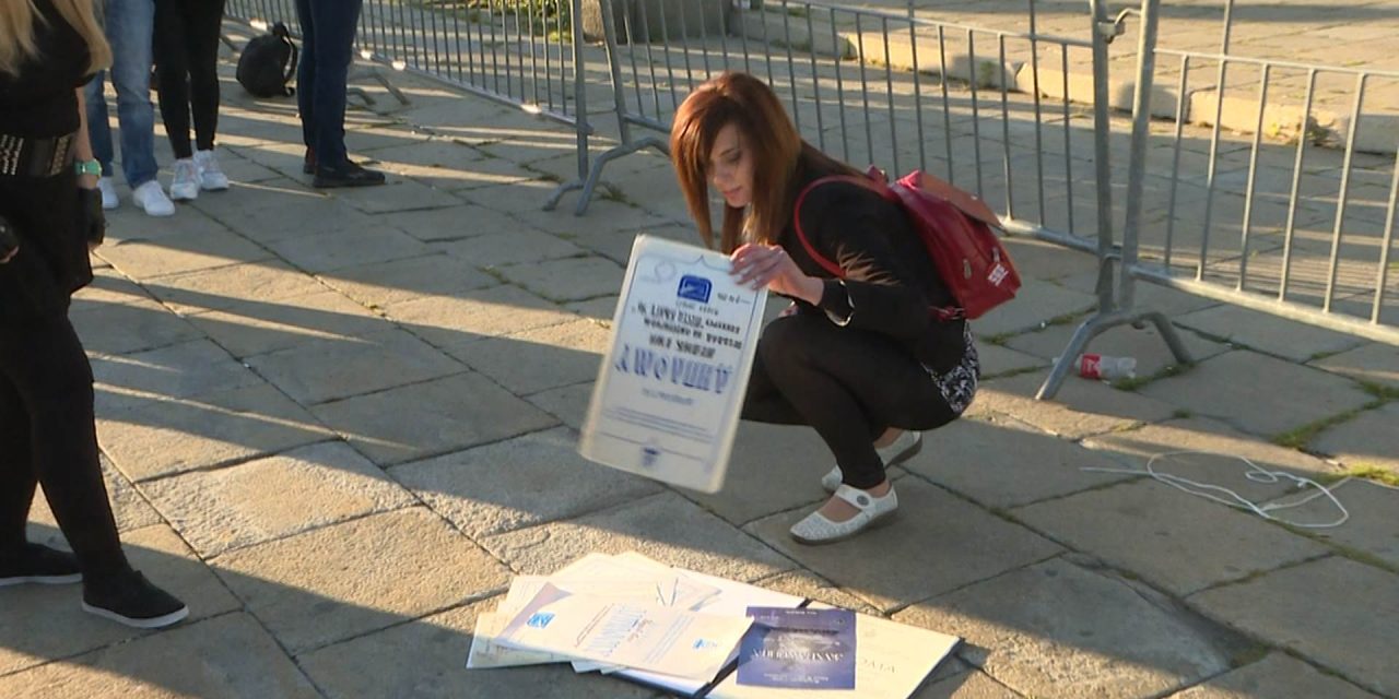 A parlament előtt égette el az okleveleit (Videó)